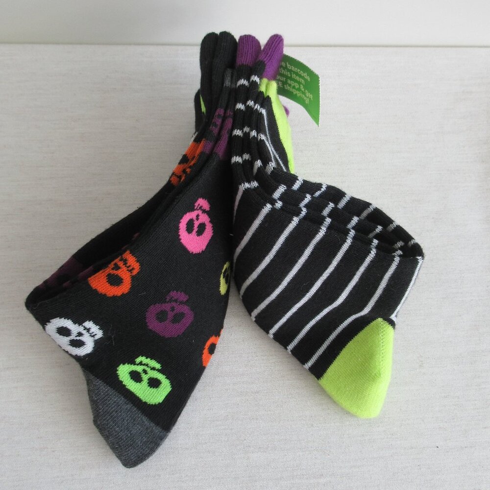 New HALLOWEEN SKULL 2 Pair Fun and Vibrant Unisex Socks size Medium 6.5 - 9